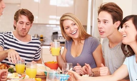 娱乐吃瓜菌8个陌生人,八位神秘嘉宾的跨界狂欢之夜