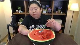 胖妞吃瓜看娱乐